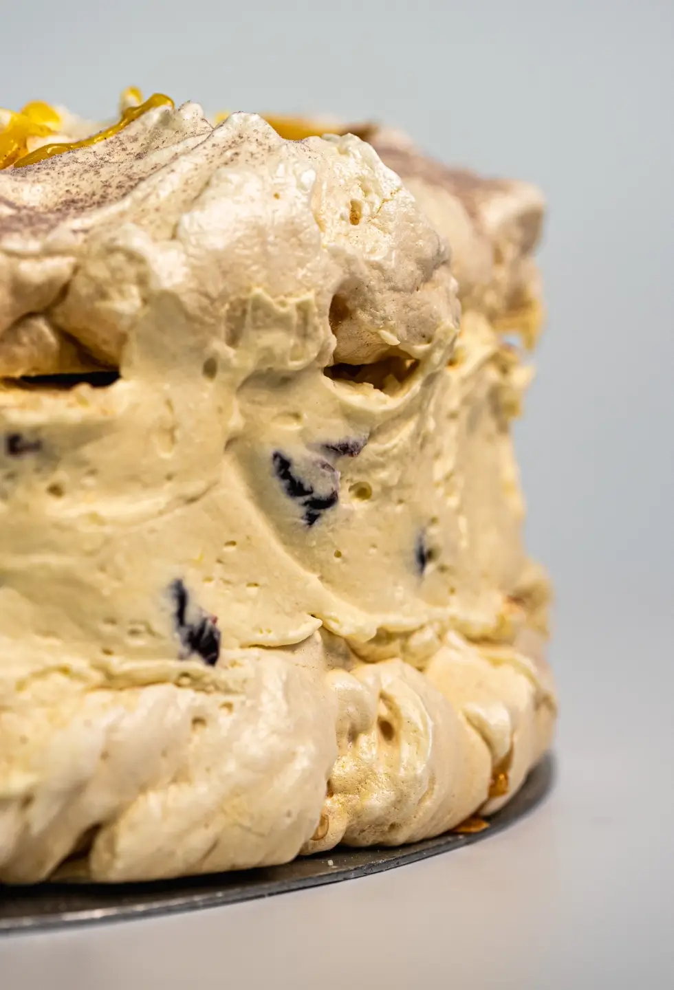 Tort bezowy z cytryną i żurawiną