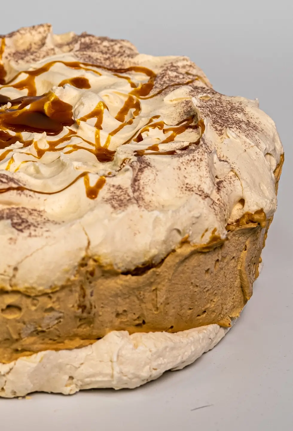 Tort bezowy z kawowym nadzieniem